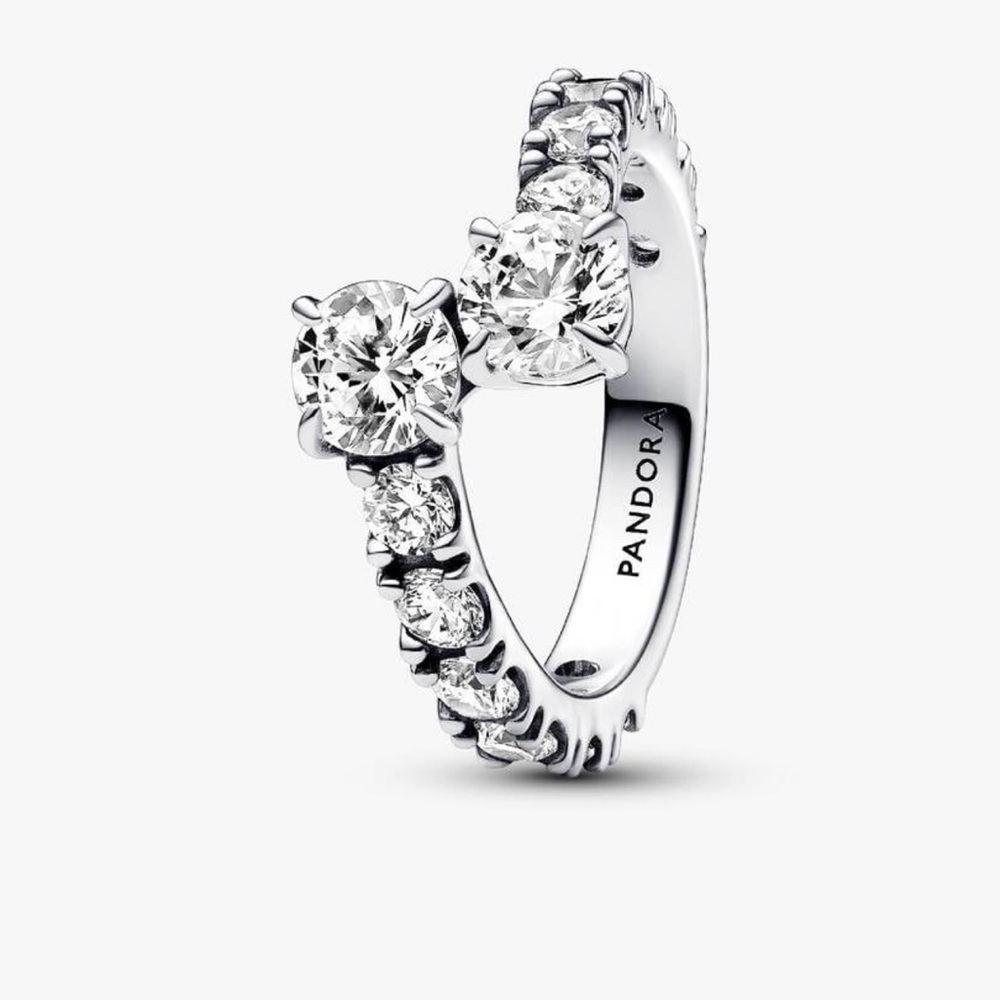 Pandora ring 7/54 size 
Sterling silver. Ships in non Pandora packaging.